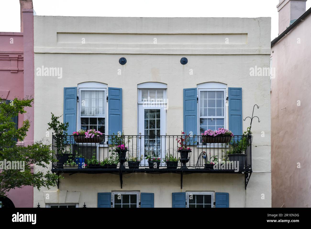Farbenfrohes pastellfarbenes Gebäude in der historischen Altstadt von Charleston, SC Stockfoto