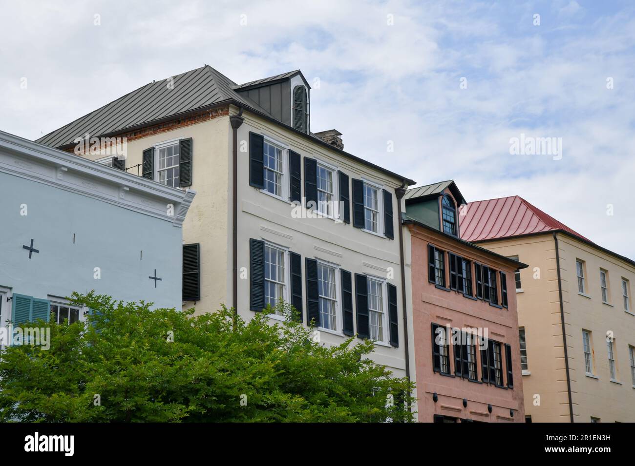 Farbenfrohes pastellfarbenes Gebäude in der historischen Altstadt von Charleston, SC Stockfoto