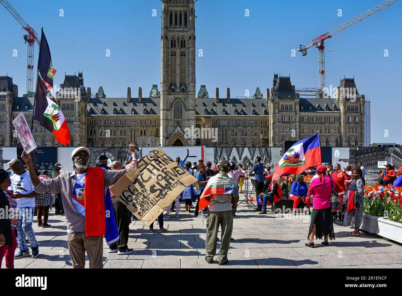 Ottawa, Kanada - 13. Mai 2023: Eine große Gruppe von Menschen versammelt sich auf dem Parliament Hill, um Haiti zu unterstützen und die kanadische Regierung um Hilfe bei dem Konflikt auf der Karibikinsel zu bitten. Stockfoto
