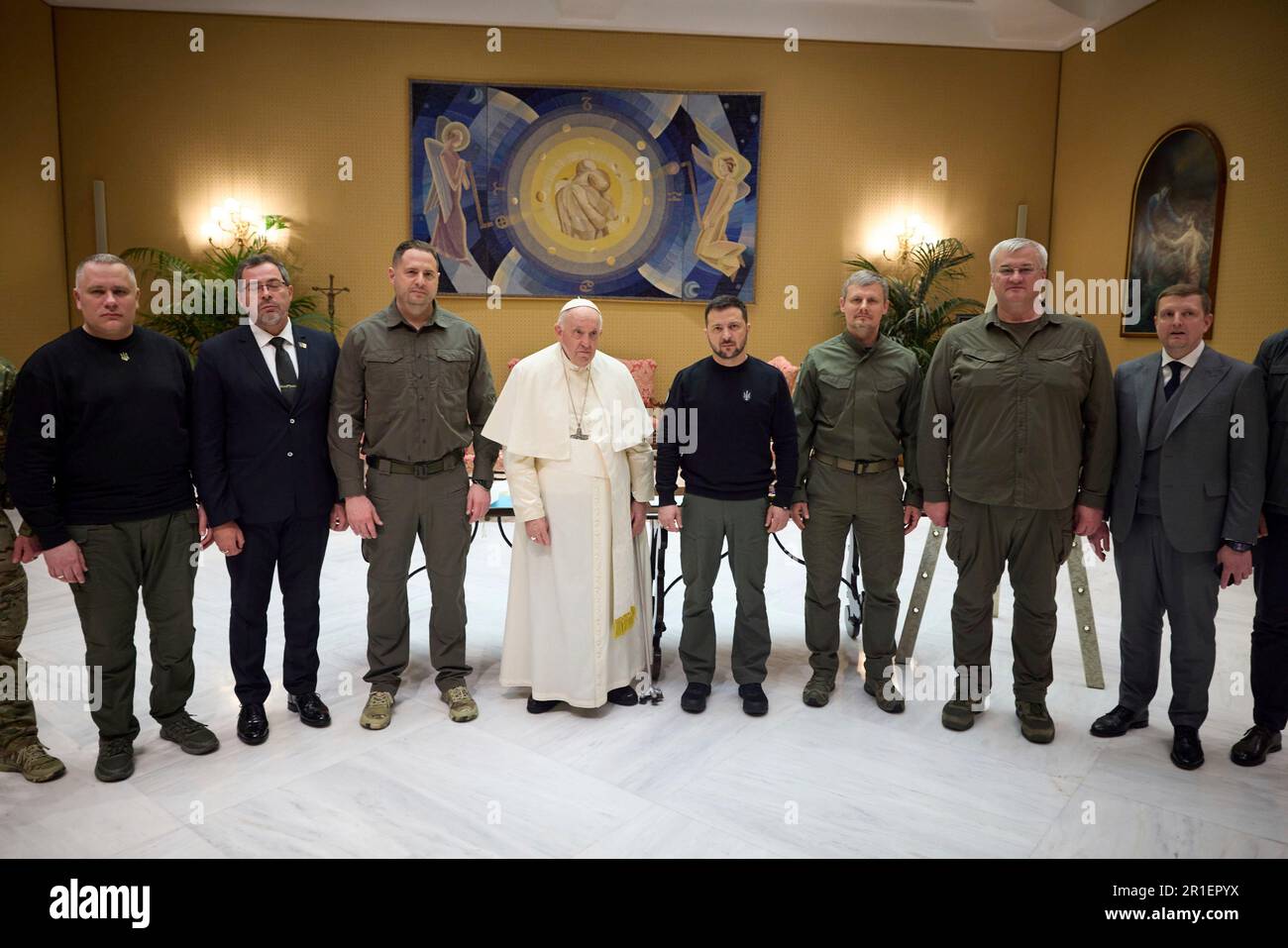 Rom, Italien. 13. Mai 2023. Papst Franziskus, Zentrum, posiert für ein Gruppenfoto mit der ukrainischen Delegation unter Leitung von Präsident Wolodymyr Zelenskyy, rechts Mitte, während eines Besuchs des Vatikans am 13. Mai 2023 in Rom, Italien. Kredit: Pool Photo/Pressestelle Des Ukrainischen Präsidenten/Alamy Live News Stockfoto