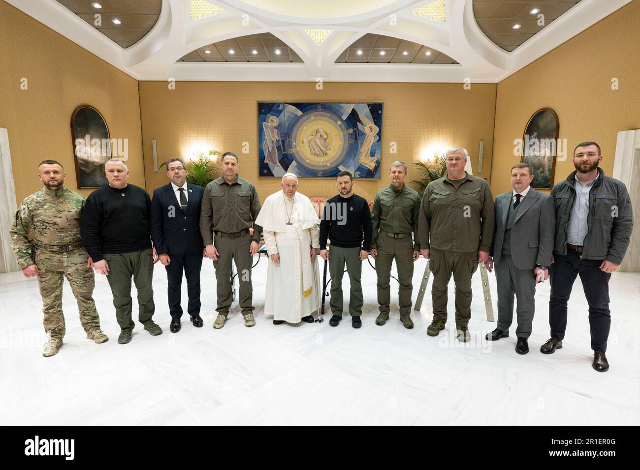 Rom, Italien. 13. Mai 2023. Papst Franziskus, Zentrum, posiert für ein Gruppenfoto mit der ukrainischen Delegation unter Leitung von Präsident Wolodymyr Zelenskyy, rechts Mitte, während eines Besuchs des Vatikans am 13. Mai 2023 in Rom, Italien. Kredit: Pool Photo/Pressestelle Des Ukrainischen Präsidenten/Alamy Live News Stockfoto