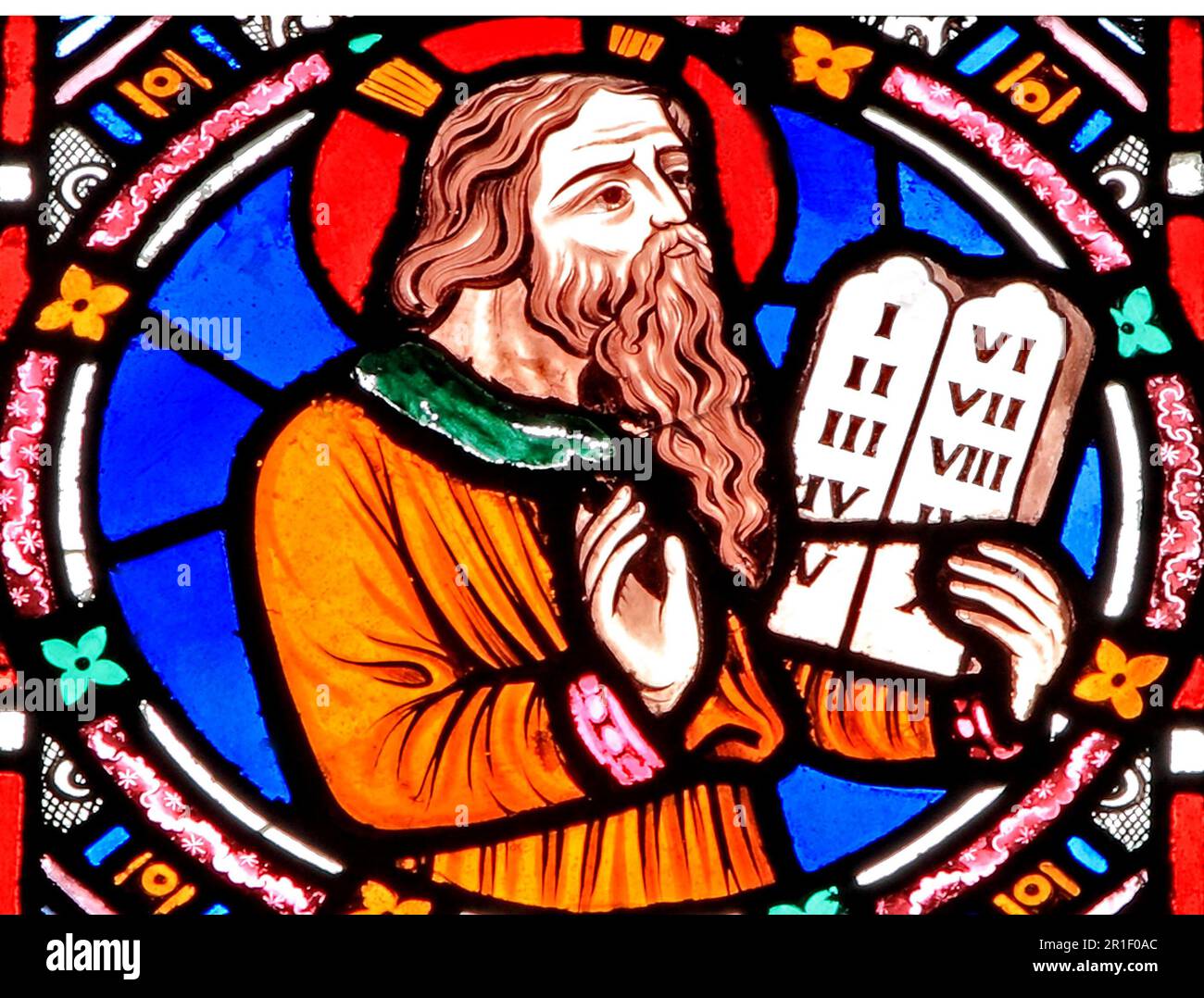 Moses, mit Tafel der zehn Gebote, Buntglas, von Frederick Preedy, Snettisham, Norfolk, England Stockfoto