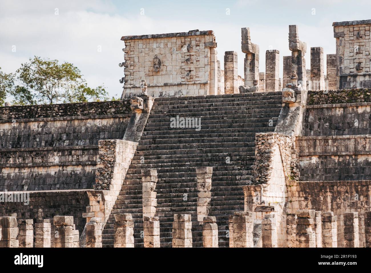 Steintreppen und Säulen des Tempels der Krieger in Chichén Itzá, Mexiko, ein bedeutendes archäologisches Wahrzeichen der Maya und Tolteken Stockfoto