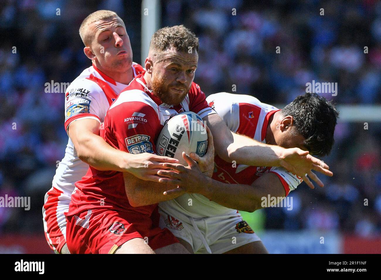 St. Helens, England - 13. Mai 2023 - Joe Burgess (5) von Salford Red Devils in Angriff genommen. Rugby League Betfred Super League Runde 12, St. Helens gegen Salford Red Devils im Totally Wicked Stadium, St. Helens, Großbritannien Stockfoto