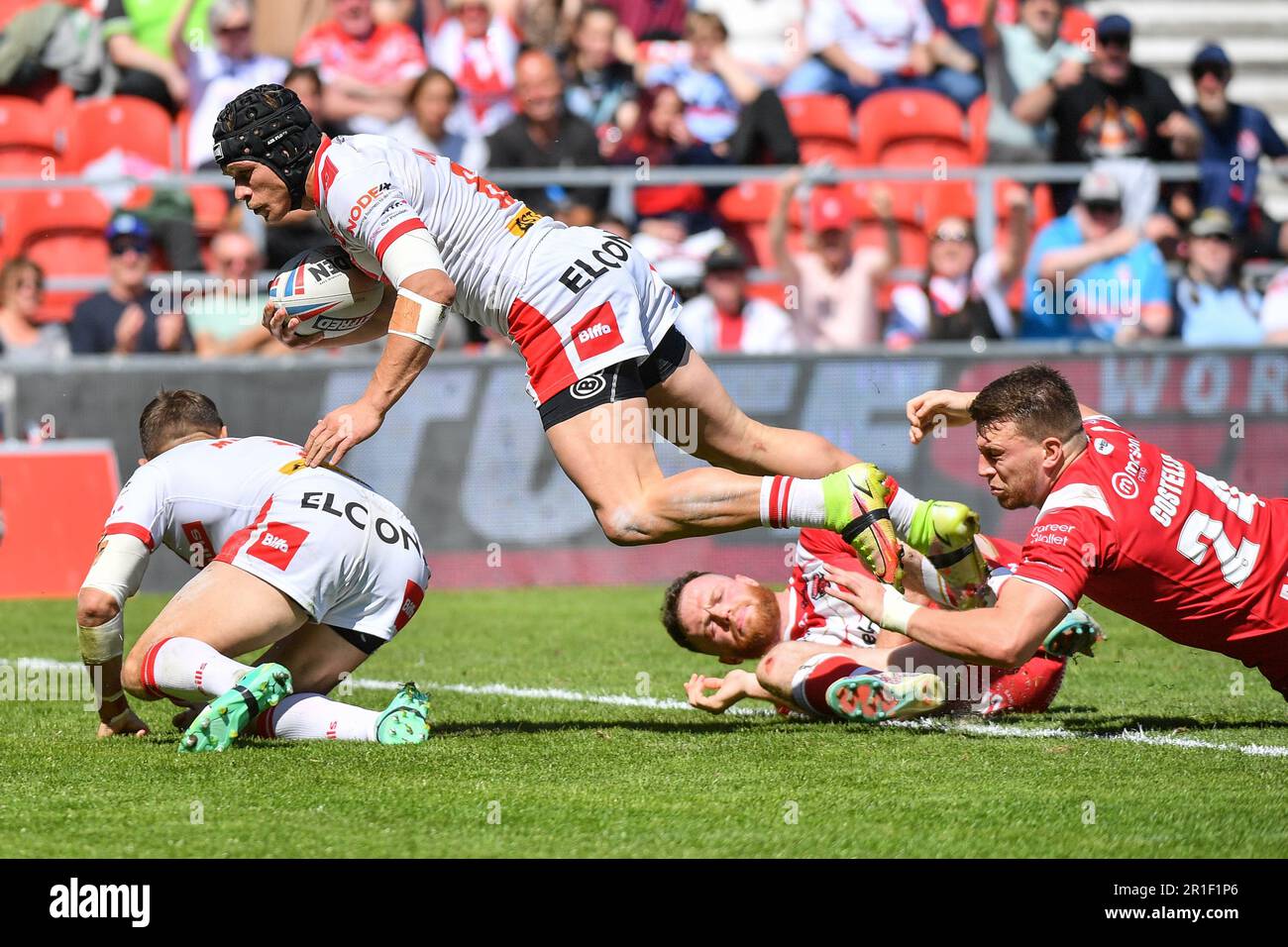 St. Helens, England - 13. Mai 2023 - Jonny Lomax aus St. Helens weicht Matt Costello (24) aus Salford Red Devils aus, um einen Versuch zu wagen. Rugby League Betfred Super League Runde 12, St. Helens gegen Salford Red Devils im Totally Wicked Stadium, St. Helens, Großbritannien Stockfoto