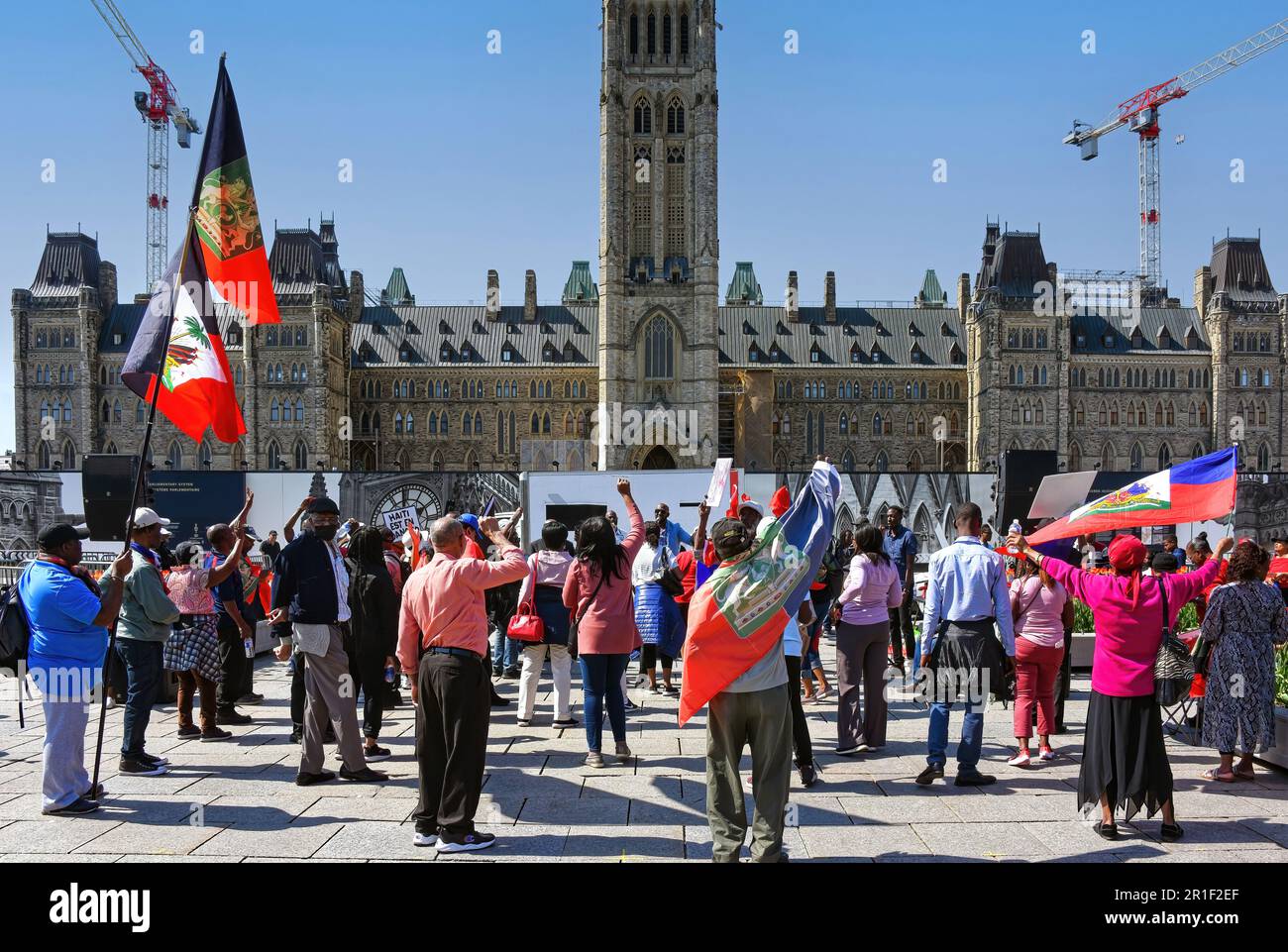 Ottawa, Kanada - 13. Mai 2023: Eine große Gruppe von Menschen versammelt sich auf dem Parliament Hill, um Haiti zu unterstützen und die kanadische Regierung um Hilfe bei dem Konflikt auf der Karibikinsel zu bitten. Stockfoto