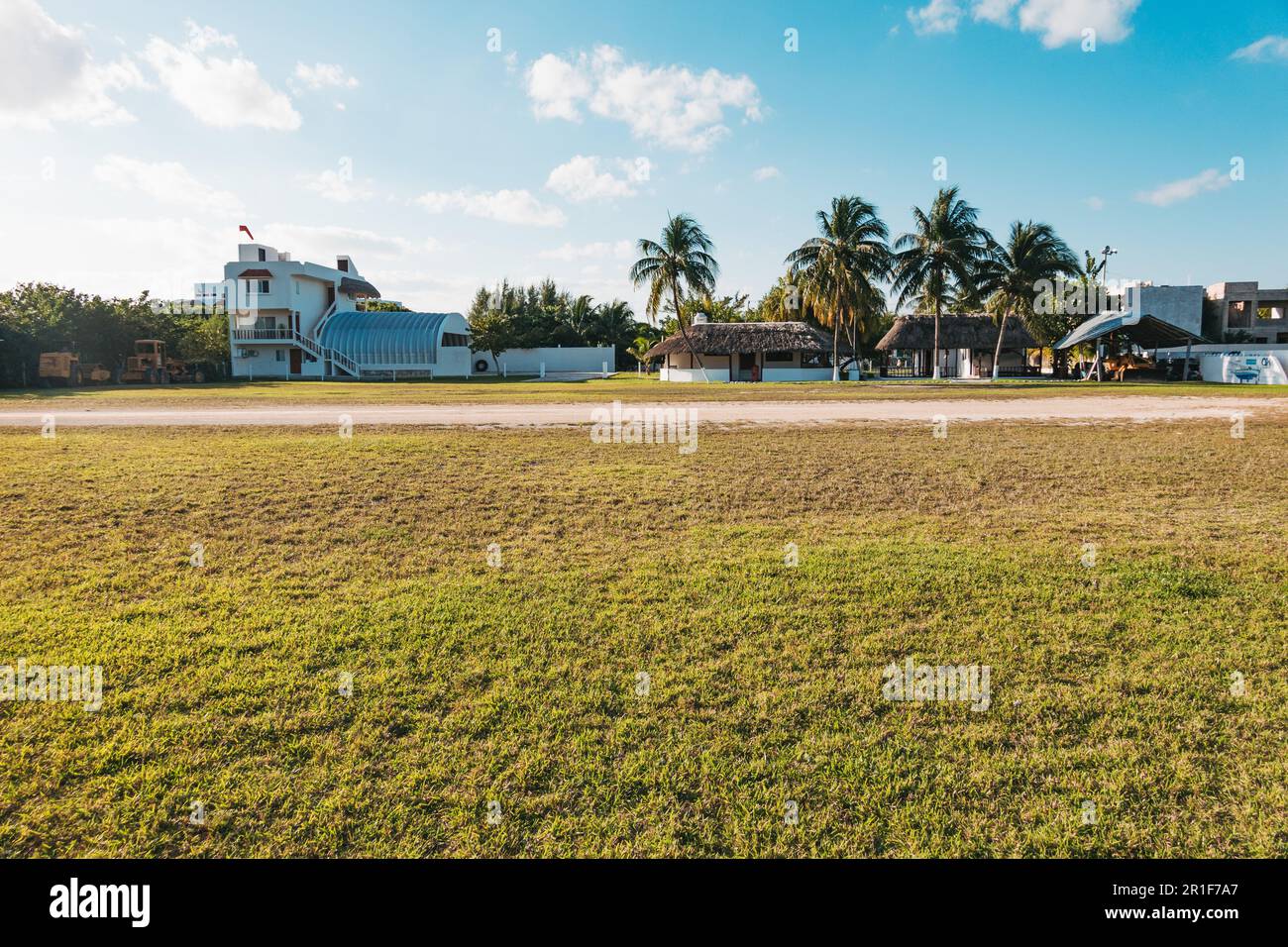 Die Schotterpiste am Holbox Airport, Quintana Roo, Mexiko Stockfoto
