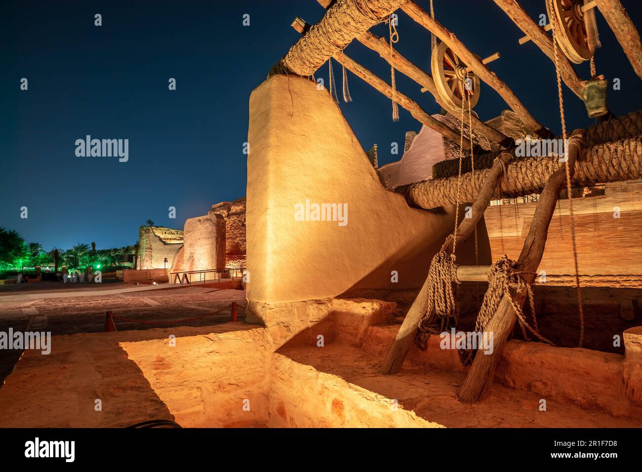 Die Altstadt von Diriyah ist gut mit hervorgehobener Mauer im Hintergrund bei Nacht, Riad, Saudi-Arabien Stockfoto