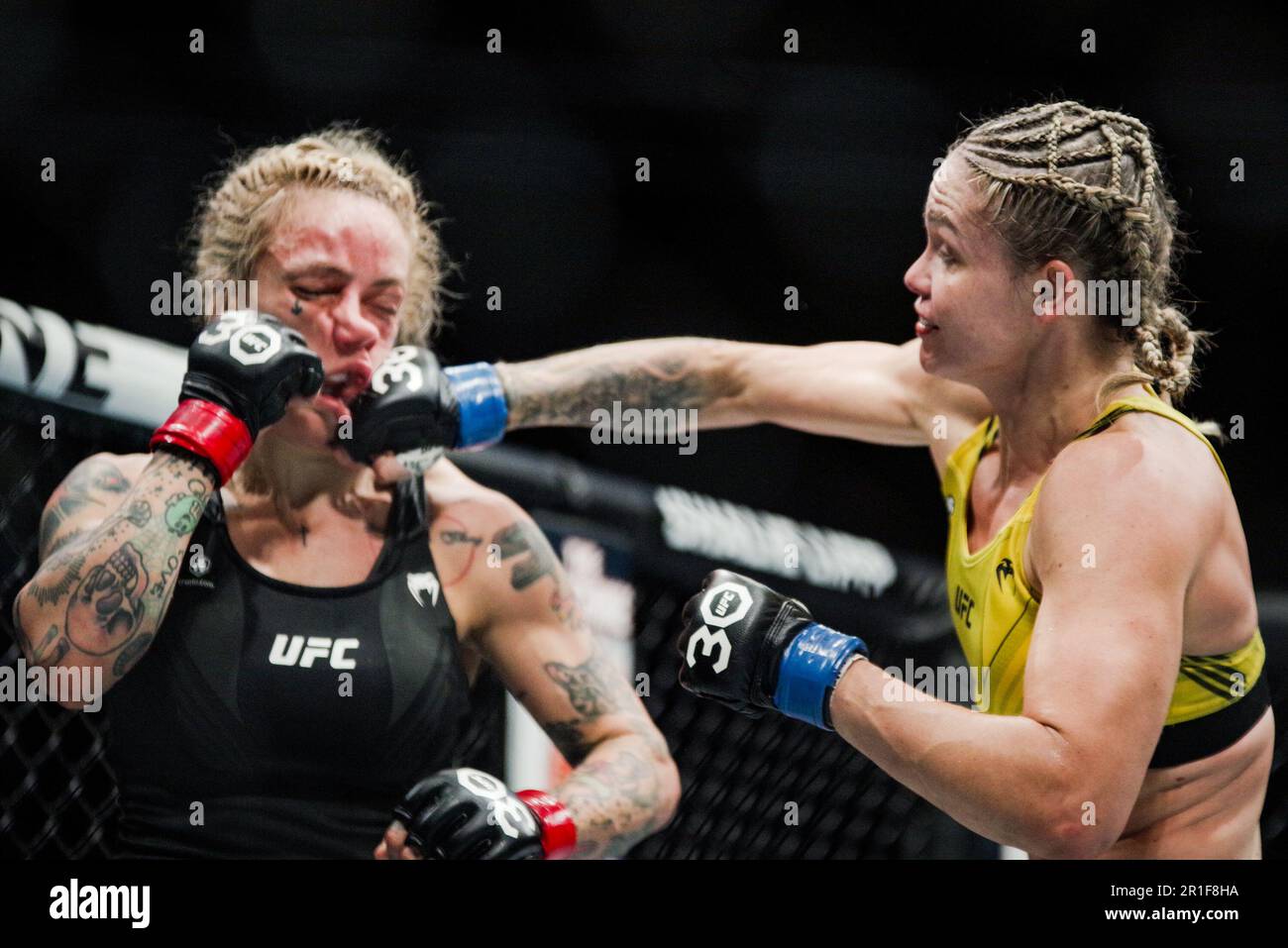 Charlotte, NC, USA. 13. Mai 2023. CHARLOTTE, NORTH CAROLINA - 13. Mai: (R-L) Tainara Lisboa schlägt Jessica-Rose Clark bei der UFC Fight Night: Rozenstruik gegen Almeida am 13. Mai 2023 im Spectrum Center in Charlotte, North Carolina, USA. (Foto: Matt Davies/PxImages) Kredit: Px Images/Alamy Live News Stockfoto