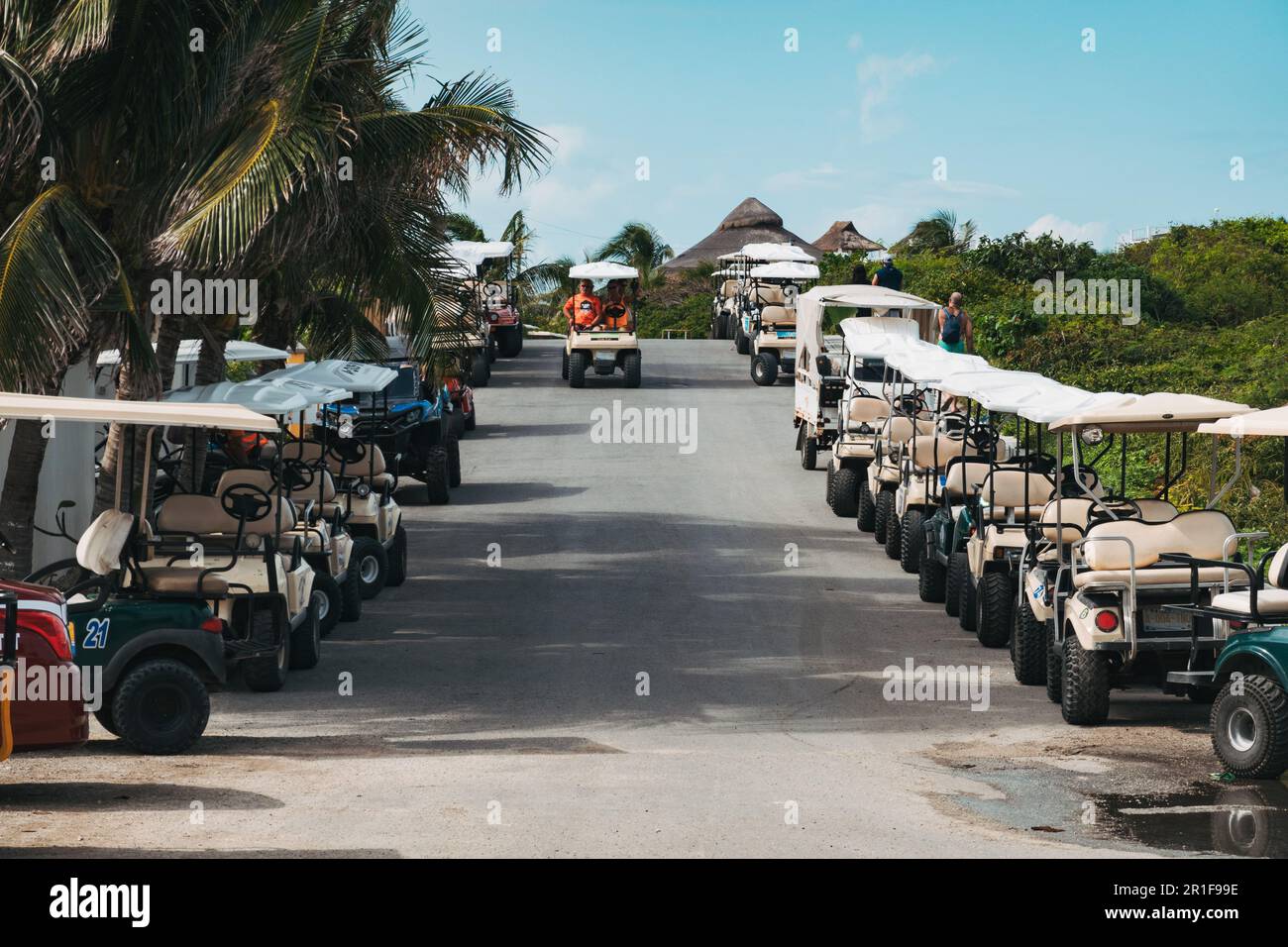 Golfwagen säumen die Straßen von Isla Mujeres, Yucatan, Mexiko. Die Buggys sind eine beliebte Art, die Insel zu erkunden Stockfoto