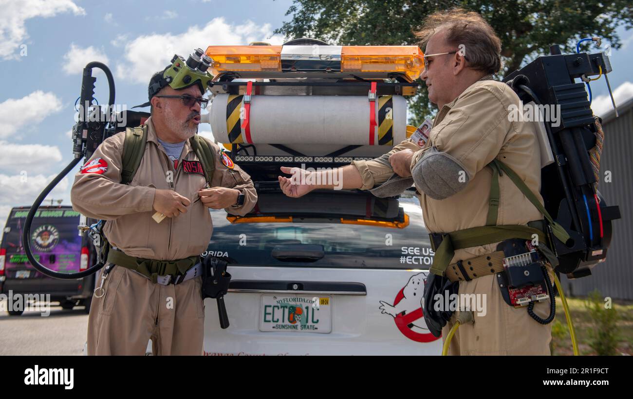 Orlando, Florida, USA. 13. Mai 2023. 13. Mai 2023: Orlando, FL: Mark Newport und Raul ''Danny'' Rosario, Mitglieder der Orange County Ghostbusters, einer gemeinnützigen Organisation, entfernen Cosplay-Ausrüstung aus Newports maßgeschneidertem 1994 Chevy Caprice LS-Wagen auf der Bizarre World, einer jährlichen Ausstellung von Kuriositäten und Cosplay. (Kreditbild: © Dominic Gwinn/ZUMA Press Wire) NUR REDAKTIONELLE VERWENDUNG! Nicht für den kommerziellen GEBRAUCH! Stockfoto