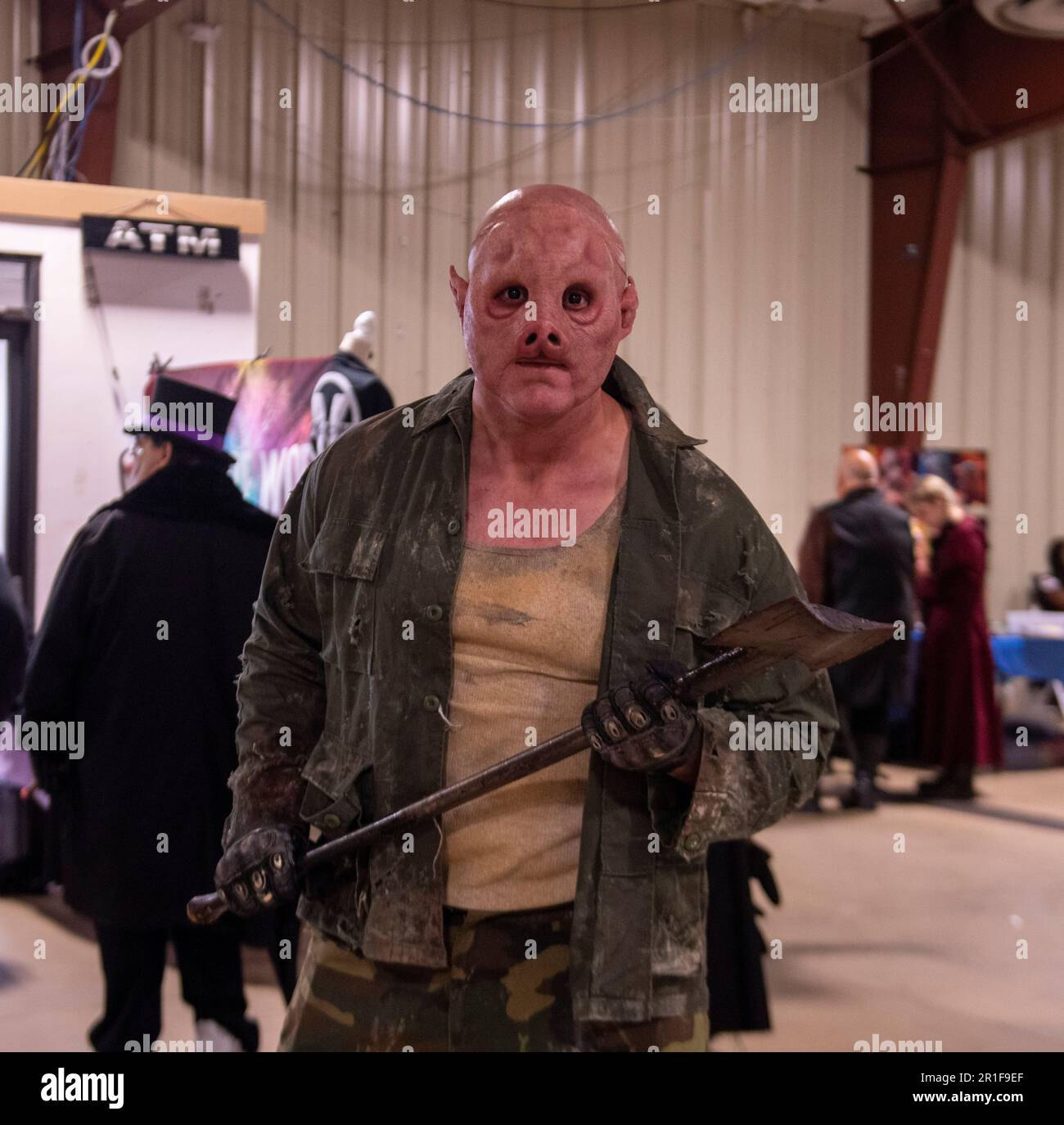 Orlando, Florida, USA. 13. Mai 2023. 13. Mai 2023, Orlando, Florida: Tom Kennedy, 31, Von Orlando, Cosplays als postapokalyptische Mutante während Bizarre World, einer jährlichen Ausstellung von Kuriositäten und Cosplay. Kennedys Freund und Kollege, ein Markup-Künstler, verbrachte mehr als zwei Stunden mit der Herstellung der Maske. (Kreditbild: © Dominic Gwinn/ZUMA Press Wire) NUR REDAKTIONELLE VERWENDUNG! Nicht für den kommerziellen GEBRAUCH! Stockfoto