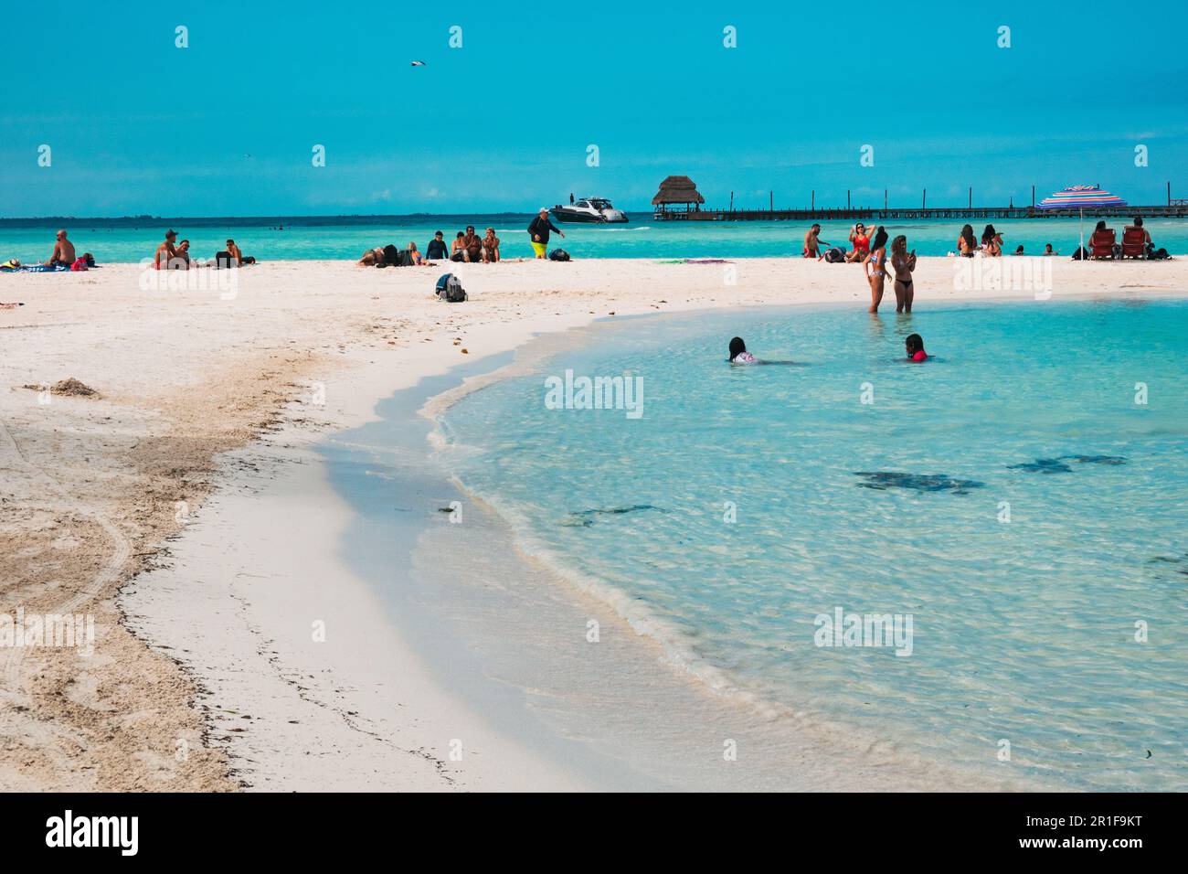 Urlauber entspannen sich an einer Lagune neben dem Mía Reef Resort am North Beach, Isla Mujeres, Yucatan, Mexiko Stockfoto