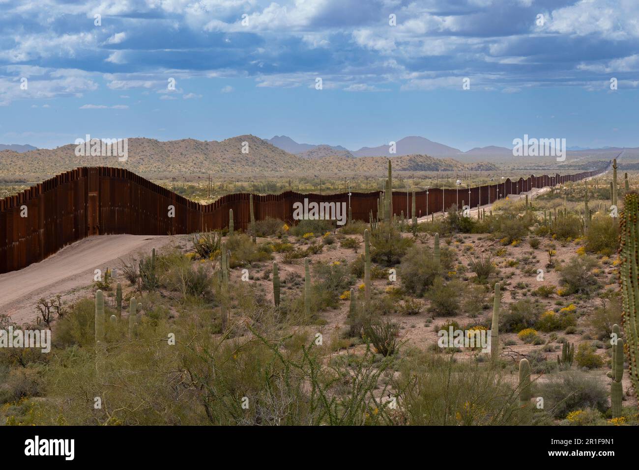 Grenzmauer ZWISCHEN DEN USA und Mexiko in der Nähe von Lukeville, AZ Stockfoto