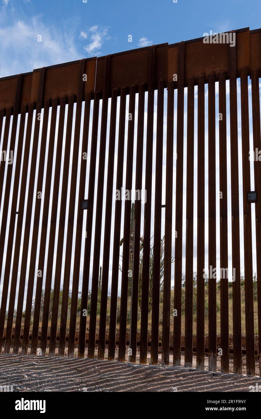 Grenzmauer an der Grenze zwischen den USA und Mexiko in der Nähe von Lukeville, AZ Stockfoto