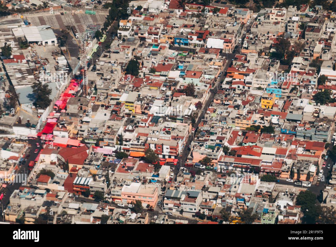 Ein Luftblick auf die bunten Wände und Dächer von Häusern in den Außenbezirken von Mexiko-Stadt Stockfoto