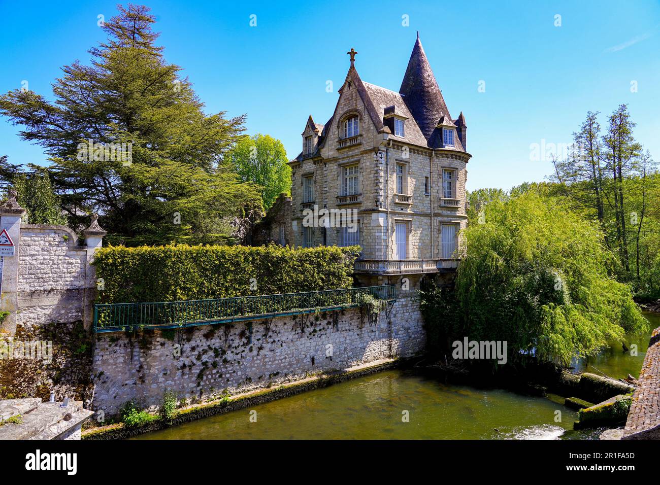 Herrensitz mit rundem Turm, erbaut an einer Mauer über dem Fluss Loing in der mittelalterlichen Stadt Moret-sur-Loing in seine et Marne, Frankreich Stockfoto