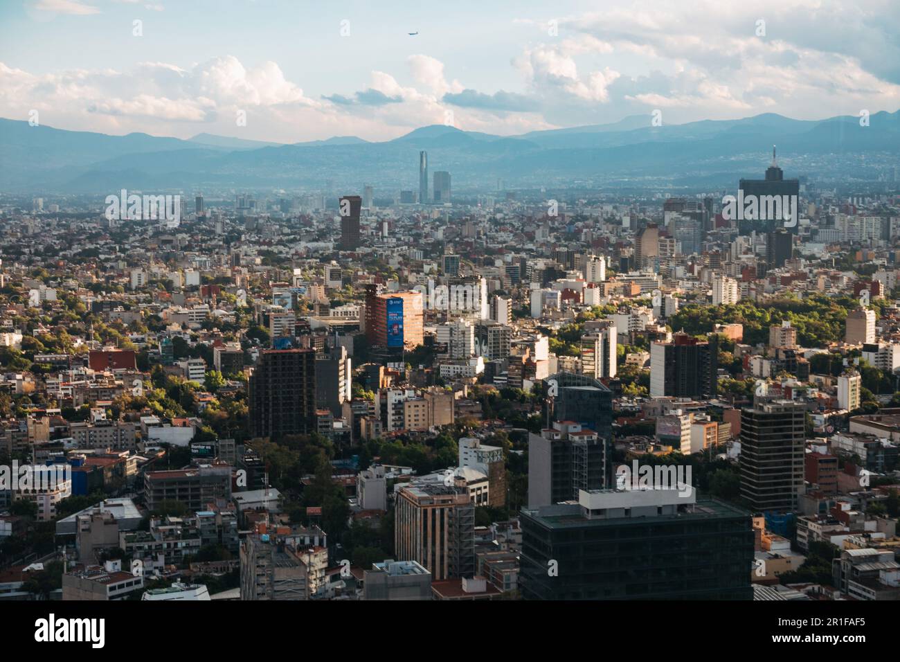 Eine teilweise Wolkendecke erzeugt an einem Nachmittag sanfte Lichtflecken über Mexiko-Stadt, Mexiko Stockfoto