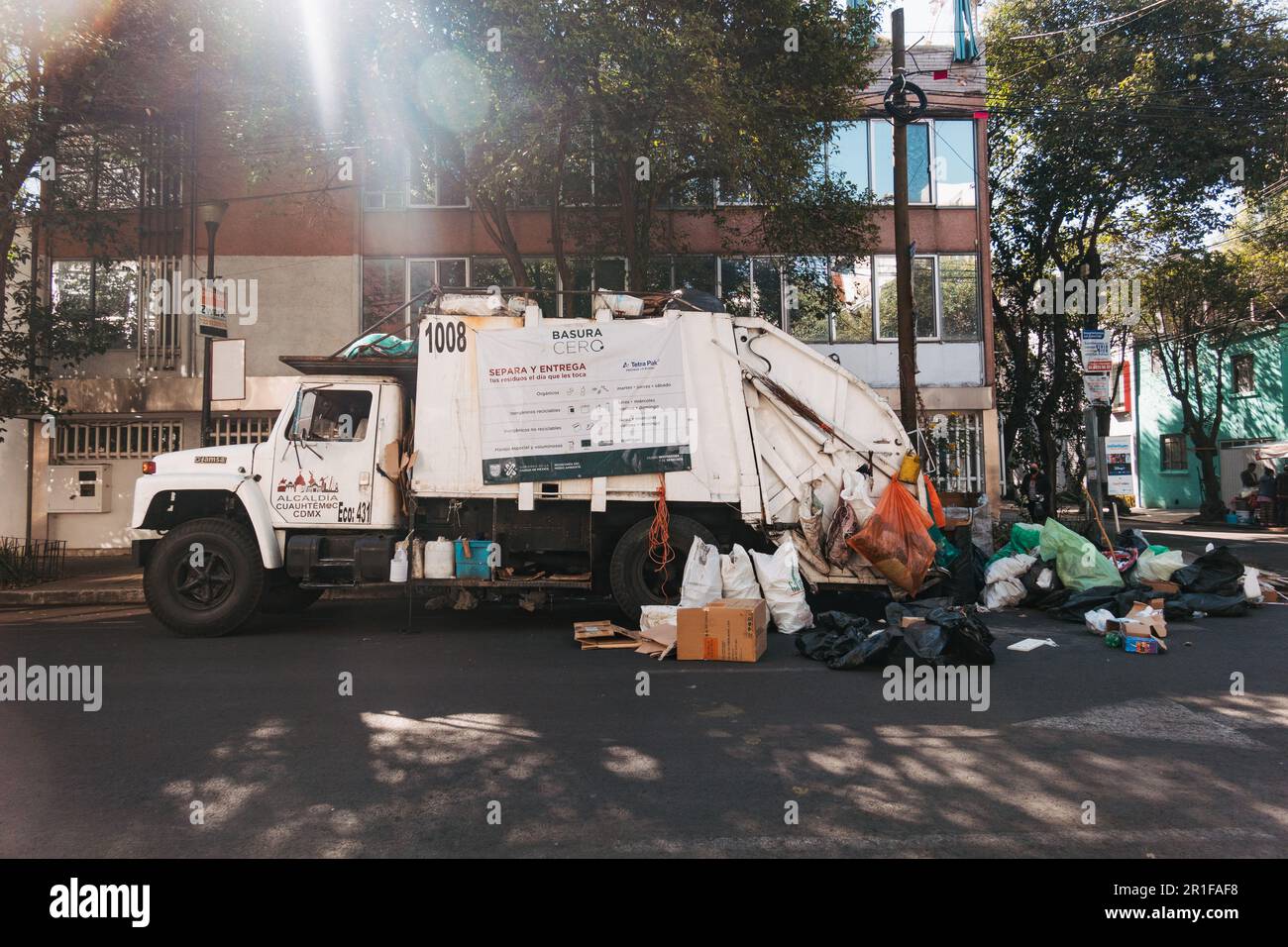 Ein Müllwagen sammelt Müll von einer Straße in Mexiko-Stadt, Müll wird normalerweise von Bewohnern zum Lkw gebracht, anstatt auf dem Bürgersteig abgestellt zu werden Stockfoto