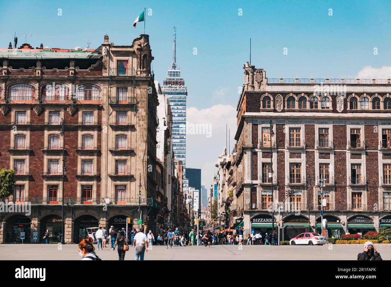 Die Madero Street, eine Fußgängerzone am Hauptplatz von Mexiko-Stadt, ist von versenkten Gebäuden aus der Kolonialzeit umgeben. Torre Latinoamericana kann man dahinter sehen Stockfoto