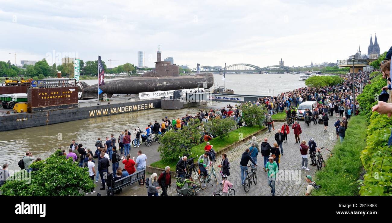 Köln, Deutschland, Mai 13 2023: Begrüßung des historischen U-Boots U17 auf dem Weg zum Museum speyer vor Tausenden von Zuschauern in köln Stockfoto