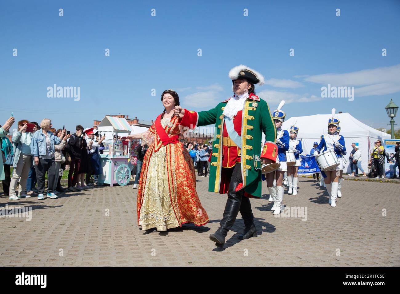 St. Petersburg, Russland. 13. Mai 2023. Schauspieler treten auf dem Smelt Festival in St. Petersburg, Russland, 13. Mai 2023. St. Petersburg begann am Samstag sein jährliches Geruchsfest in der Peter-und-Paul-Festung. Gäste haben die Möglichkeit, frisch zubereiteten Geruchsfisch zu probieren, musikalische Konzerte zu genießen und an verschiedenen Aktivitäten teilzunehmen. Kredit: Irina Motina/Xinhua/Alamy Live News Stockfoto