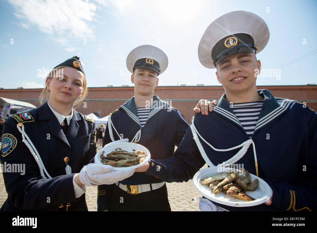 St. Petersburg, Russland. 13. Mai 2023. Leute in Uniformen, die auf dem Geruchsfest in St. gekocht wurden Petersburg, Russland, 13. Mai 2023. St. Petersburg begann am Samstag sein jährliches Geruchsfest in der Peter-und-Paul-Festung. Gäste haben die Möglichkeit, frisch zubereiteten Geruchsfisch zu probieren, musikalische Konzerte zu genießen und an verschiedenen Aktivitäten teilzunehmen. Kredit: Irina Motina/Xinhua/Alamy Live News Stockfoto