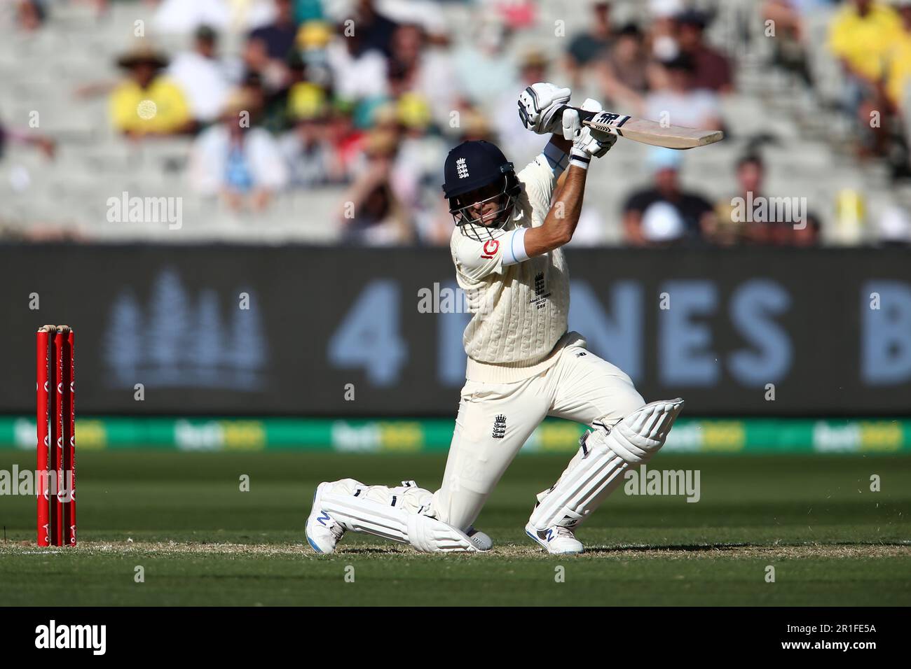 Melbourne, Australien, 27. Dezember 2021. MELBOURNE, AUSTRALIEN - 27. DEZEMBER: Joe Root of England spielt am 27. Dezember 2021 auf dem Melbourne Cricket Ground in Melbourne, Australien, während des Testspiels am Boxing Day in der Ashes-Reihe zwischen Australien und England einen Wurf. (Foto: Dave Hewison/Speed Media) Kredit: Dave Hewison/Speed Media/Alamy Live News/Alamy Live News Stockfoto