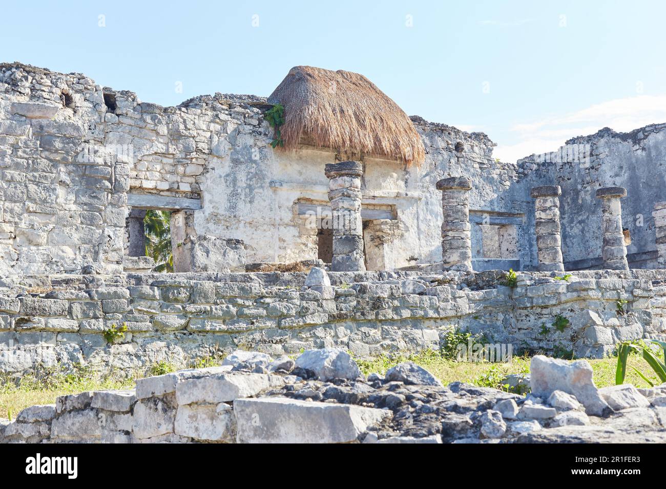 Die malerischen Ruinen von Tulum, der einzigen antiken Maya-Stadt, die auf einer Klippe über dem Meer erbaut wurde Stockfoto