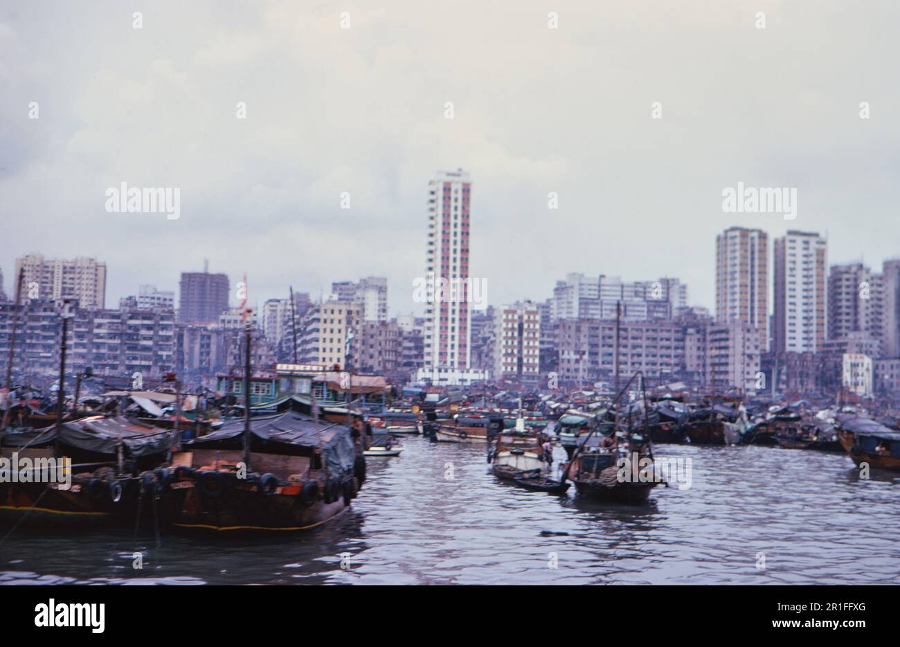 Dschunks in den Gewässern von Hong Kong Ca. 1973 Stockfoto