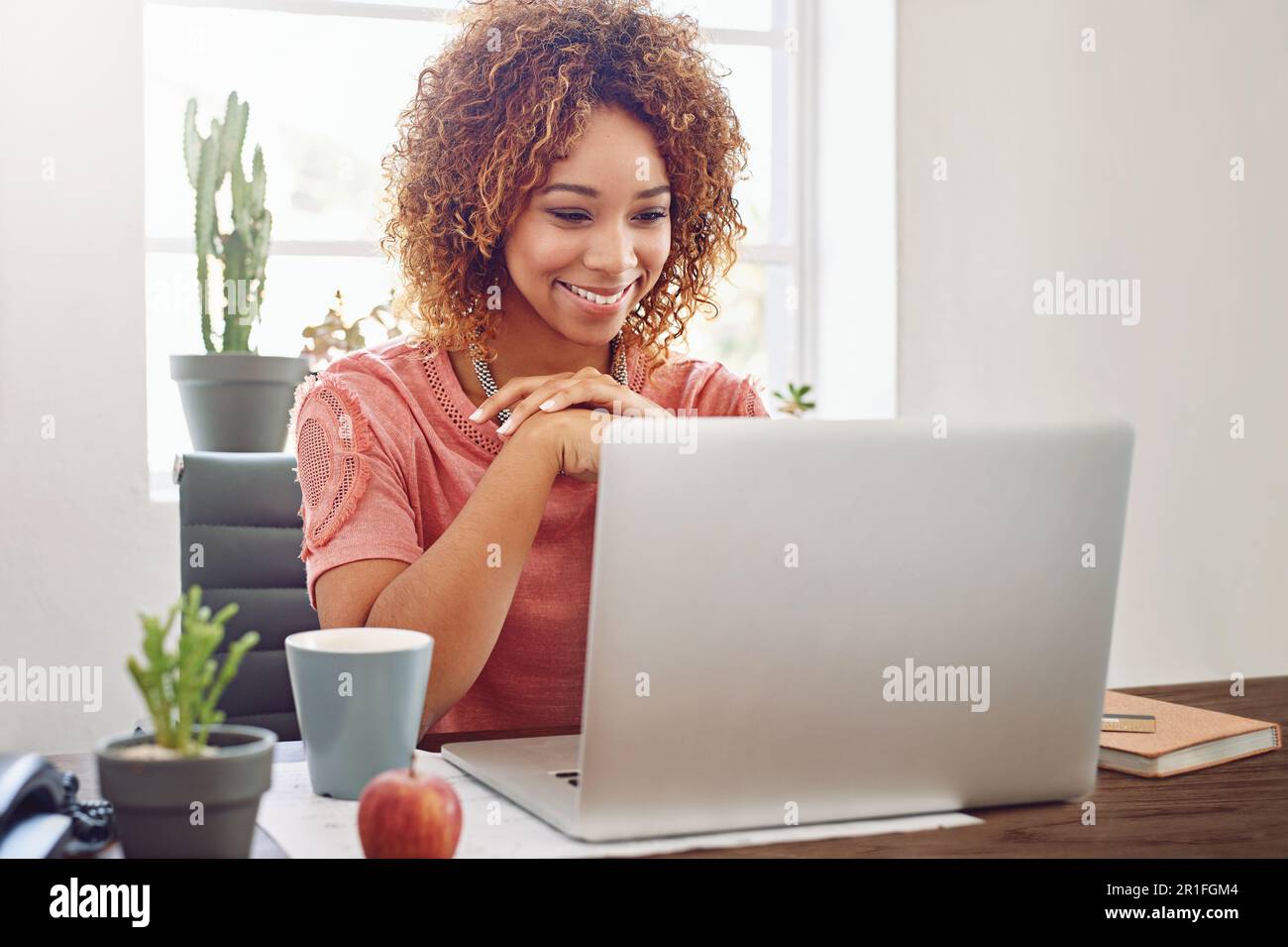 Frau, Geschäftsstudent und lächelt auf Laptop für Planung, Technologie und Internet in einer Startup-Agentur. Glückliche afrikanische Mitarbeiterin, Praktikantin und Stockfoto