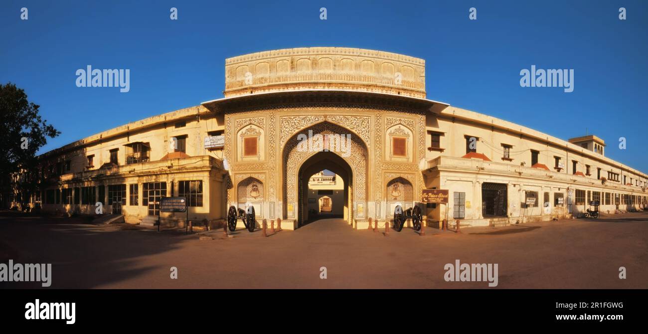 Eingang zum Stadtpalastkomplex, Jaipur, Rajasthan, Indien Stockfoto
