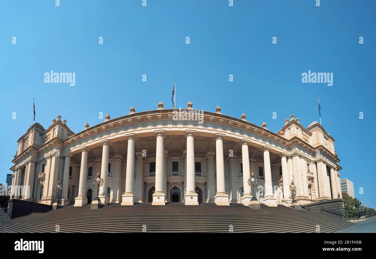 Die Stufen und Säulen am Eingang des Parliament House, Spring Street, Melbourne, Victoria, Australien Stockfoto