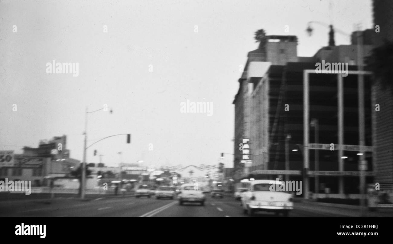 Filmen Sie Noir wie ein Schwarzweißfoto des Verkehrs in einer Stadt in der Dämmerung. 1963 Stockfoto