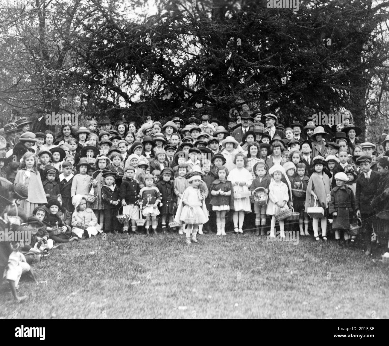 Archival Photo: Eine Gruppe glücklicher Leute, die heute ihre Ostereier [auf] dem Rasen des Weißen Hauses gerollt haben. 1922 Stockfoto