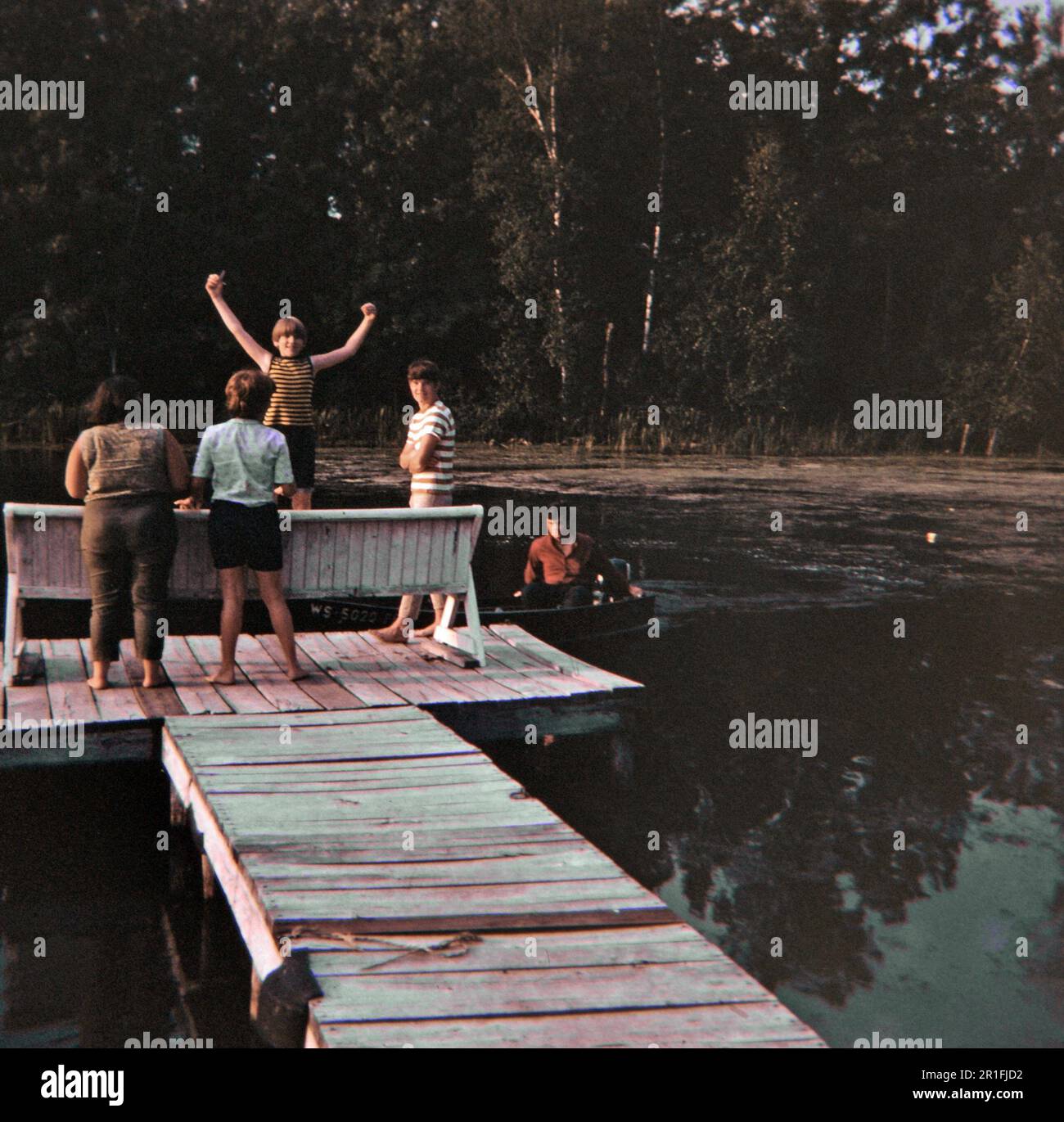 Kinder spielen auf einem Pier ca. 1967 Stockfoto