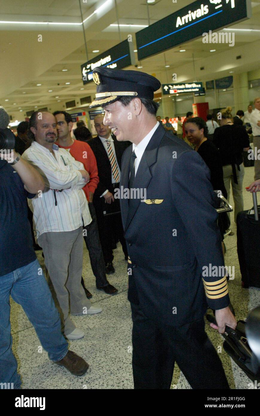 Captain Robert Ting, Pilot des ersten kommerziellen Singapore Airlines A380-Fluges zwischen Singapur und Sydney, in der Ankunftslounge des Flughafens Sydney (Kingsford Smith). Sydney, Australien. 25.10.07. Stockfoto