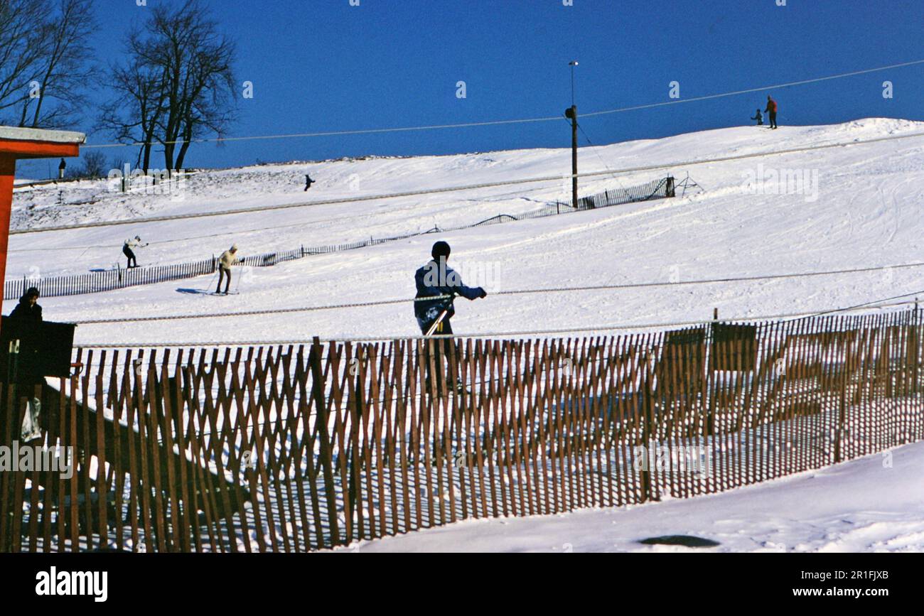 Skifahrer haben Spaß an einem klaren Wintertag ca. 1967 Stockfoto