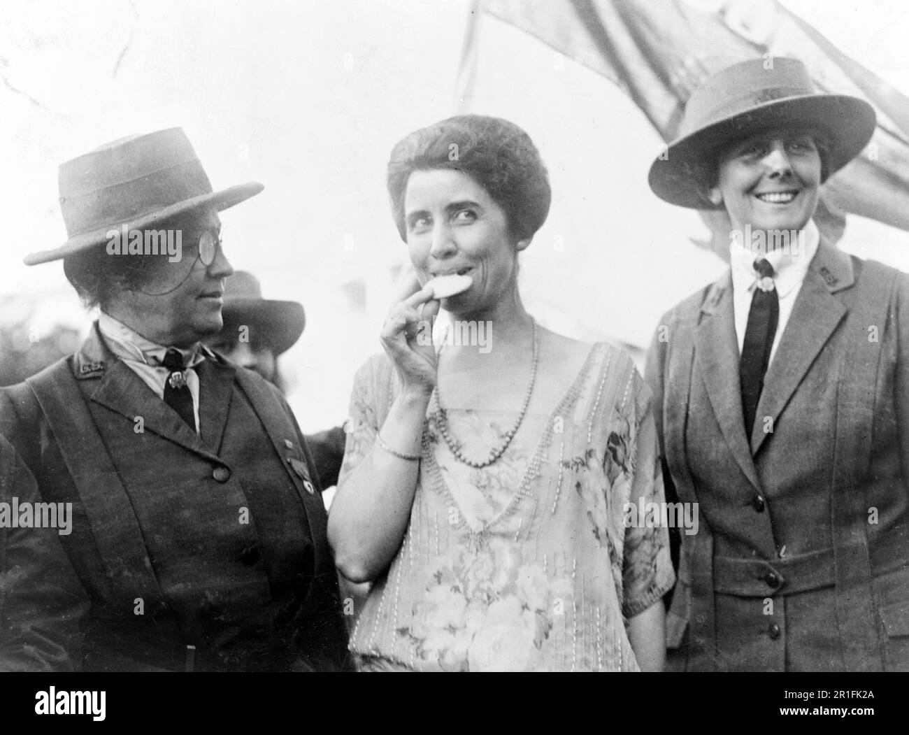 Archivfoto: Mrs. Coolidge isst Kekse, präsentiert von einer Pfadfindertruppe aus New York. 1923 Stockfoto