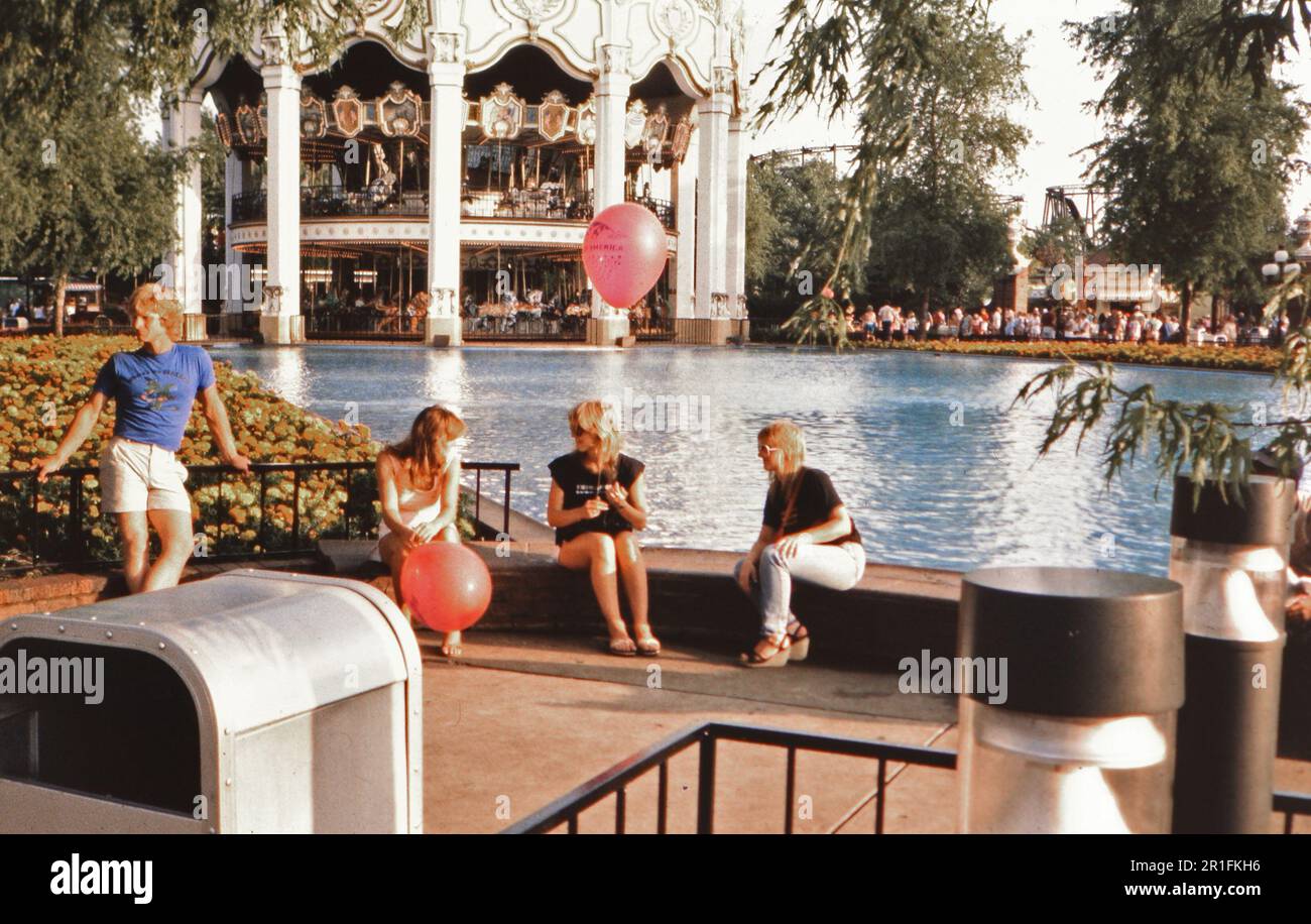 Ältere Teenager, die sich nach einem langen Tag im Freizeitpark Great America in Gurnee, Illinois (r), ca. 1985 Stockfoto