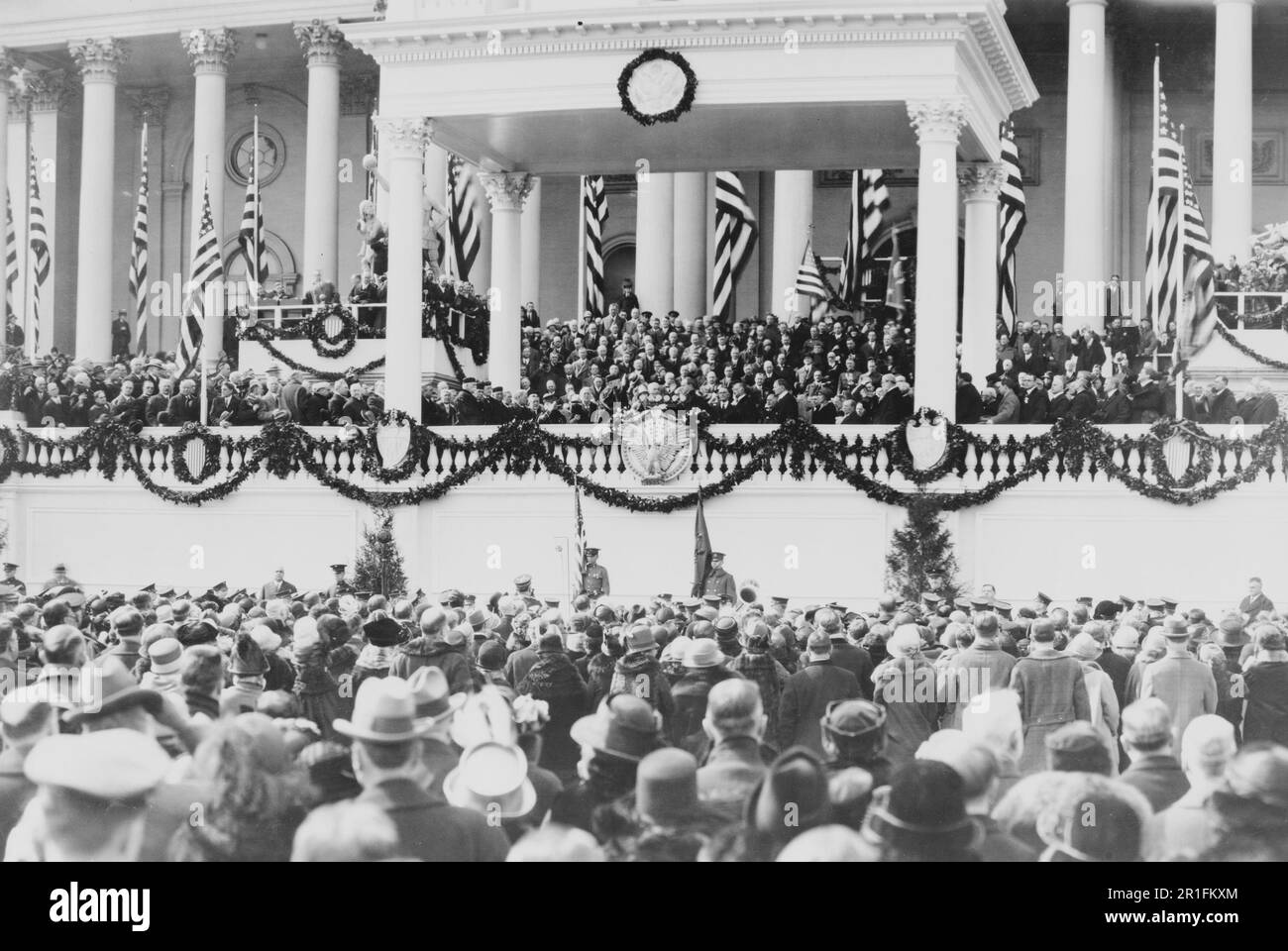 Chief Justice William H. Taft Verwaltung der Amtseid auf Calvin Coolidge auf der östlichen Vorhalle des U.S. Capitol, 4. März 1925 Stockfoto