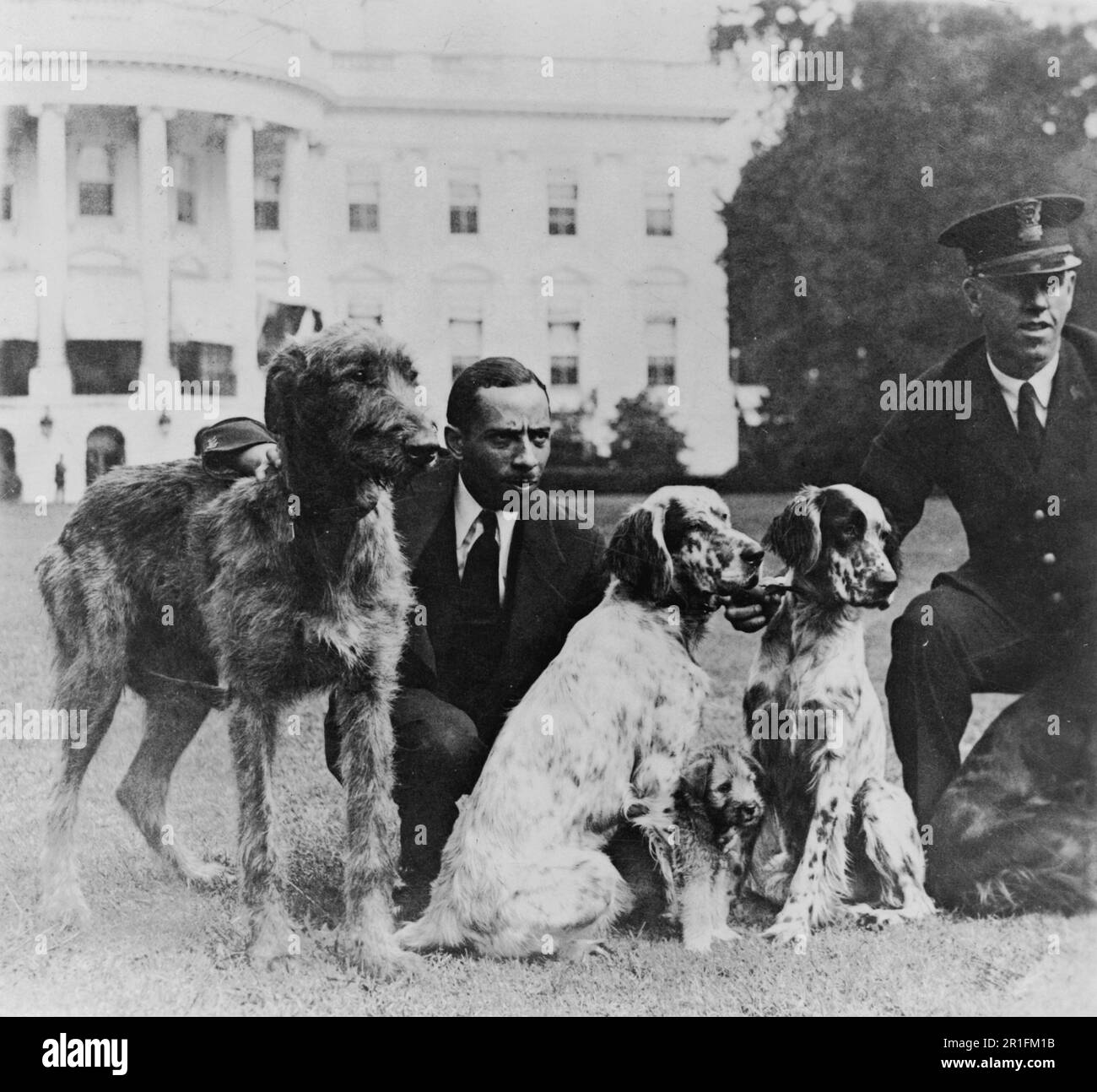 Archivfoto: P.E. Allen von der Polizei des Weißen Hauses und Harry Waters [Hausmeister des Weißen Hauses] mit einigen der Hunde des Weißen Hauses Stockfoto