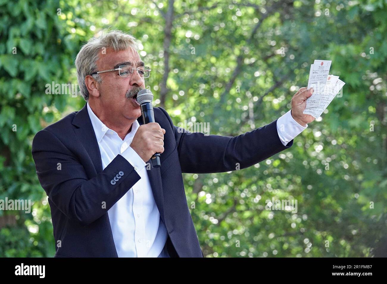 Diyarbakir, Türkei. 13. Mai 2023. Mitführer der Demokratischen Partei der Völker (HDP) Mithat Sancar hält während der Kundgebung der Partei der Grünen Linken (YSP) Reden. Die Partei der Grünen Linken (YPS), die von einem großen Teil der kurdischen Opposition bei den Wahlen in der Türkei unterstützt wurde, hielt ihre letzte Kundgebung in Diyarbakir auf dem Bahnhofsplatz ab, an der Tausende von Menschen teilnahmen. Kredit: SOPA Images Limited/Alamy Live News Stockfoto