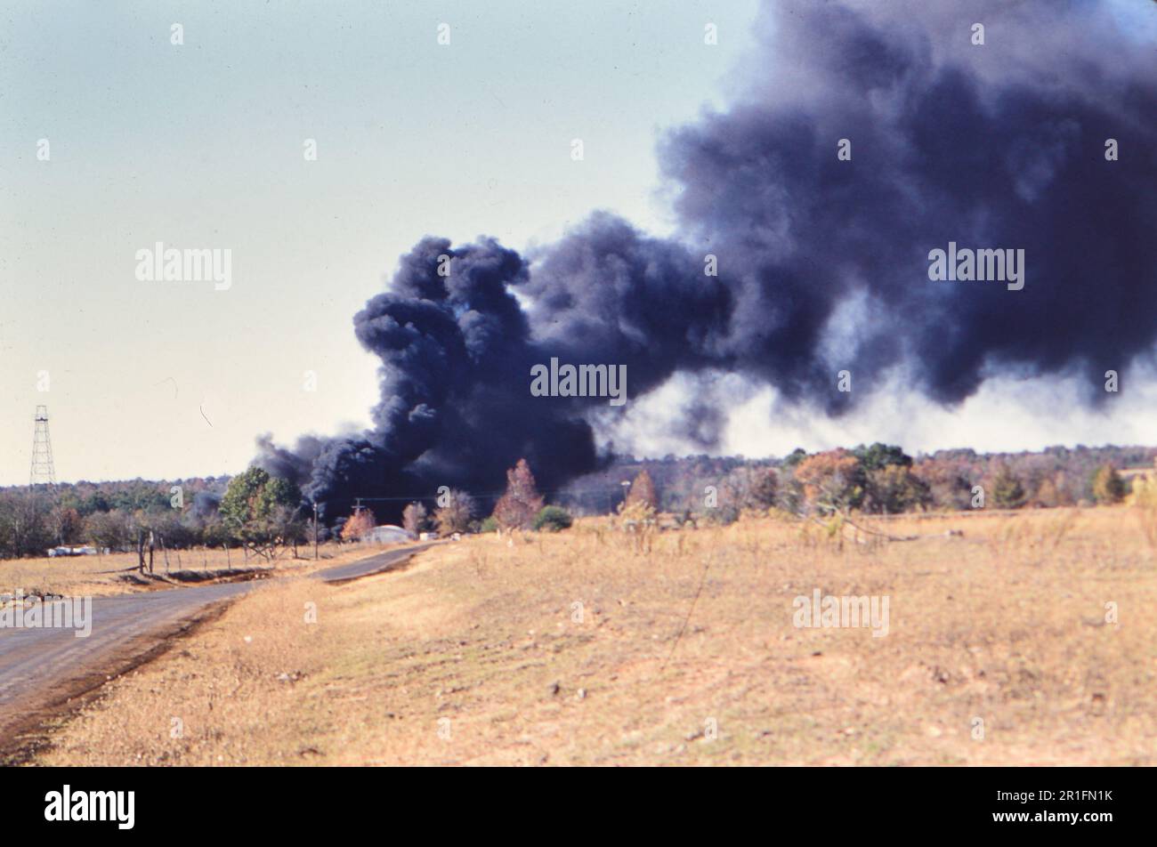 Schwarzer Rauch aus einem texanischen Bürstenfeuer ca. November 1956 Stockfoto