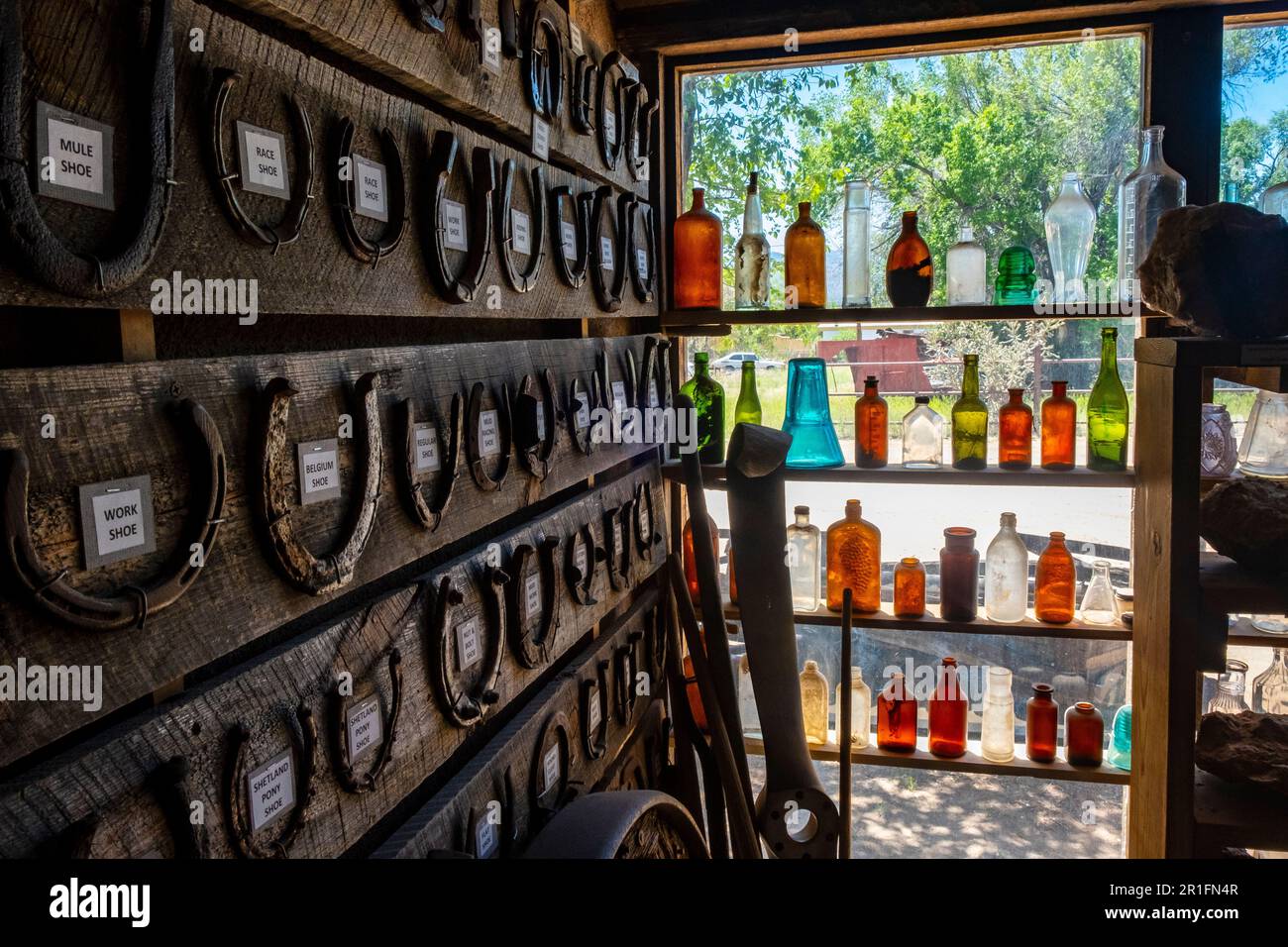 Farbenfrohe Glasflaschen in einem Fenster im Turquoise Mining Museum in Cerrillos, New Mexico, USA Stockfoto