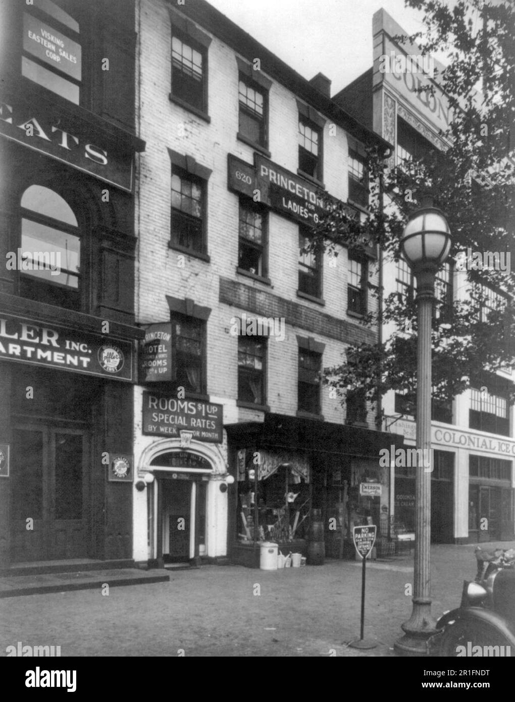 Archivfoto: Gebäude im 600. Block der Pennsylvania Ave., N.W., Washington, D.C. - A. Loffler, Inc., Princeton Hotel, Eisenwarenladen von Israel P. Dinowitzer, Colonial Ice Cream Ca. 1922 Stockfoto