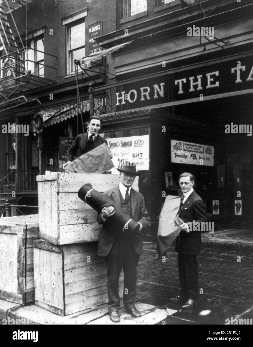 Archivfoto: Drei Männer halten Material vor dem Horn, dem Schneiderladen in Washington D.C. Ca. 1920 Stockfoto