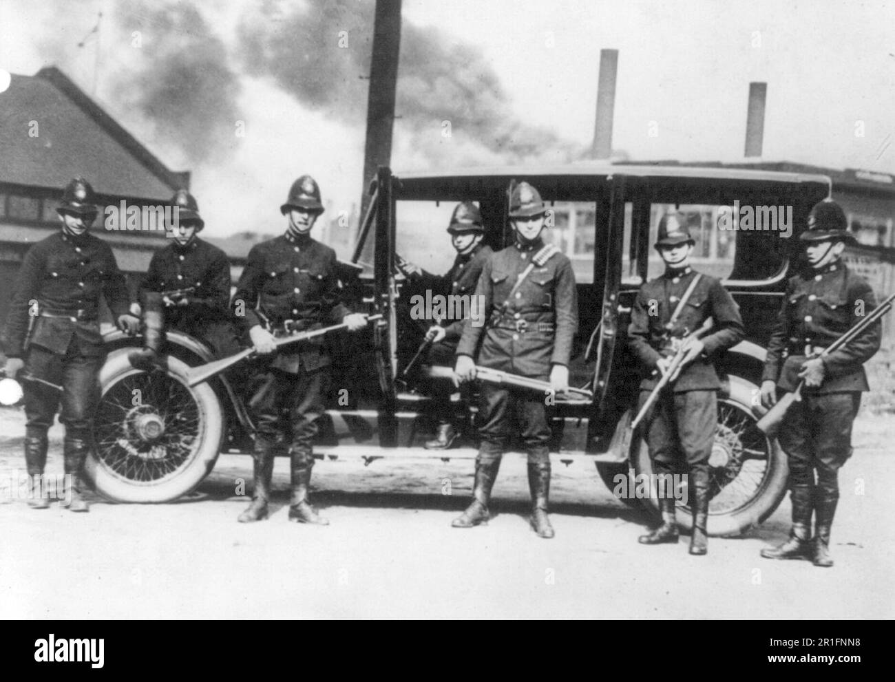Archivfoto: State Troopers mit Gewehren oder Gewehren in Farrell, Pennsylvania Stockfoto