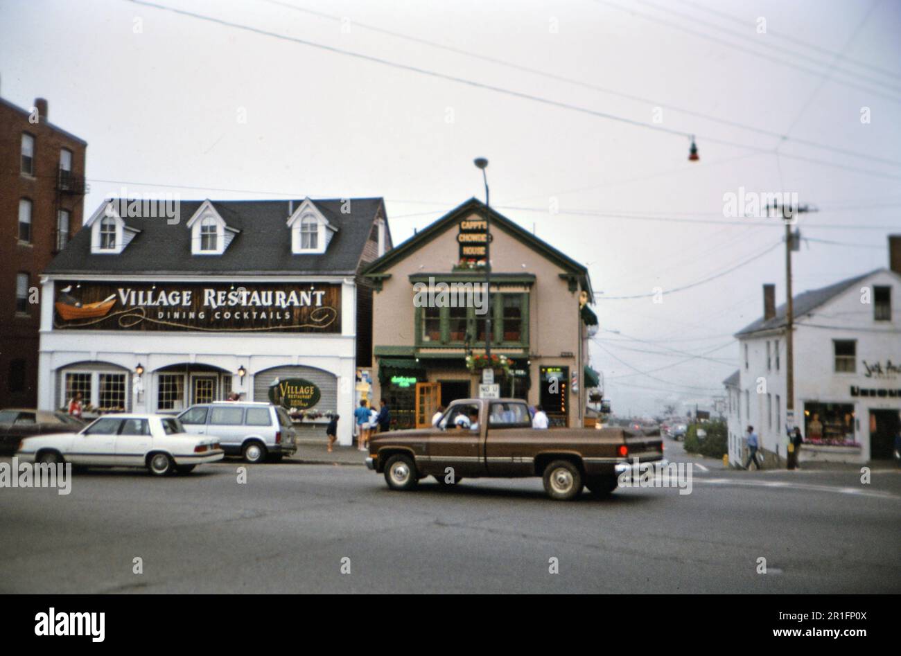 Verkehr in der Innenstadt von Camden Maine, am Village Restaurant und Cappy's Chowder House