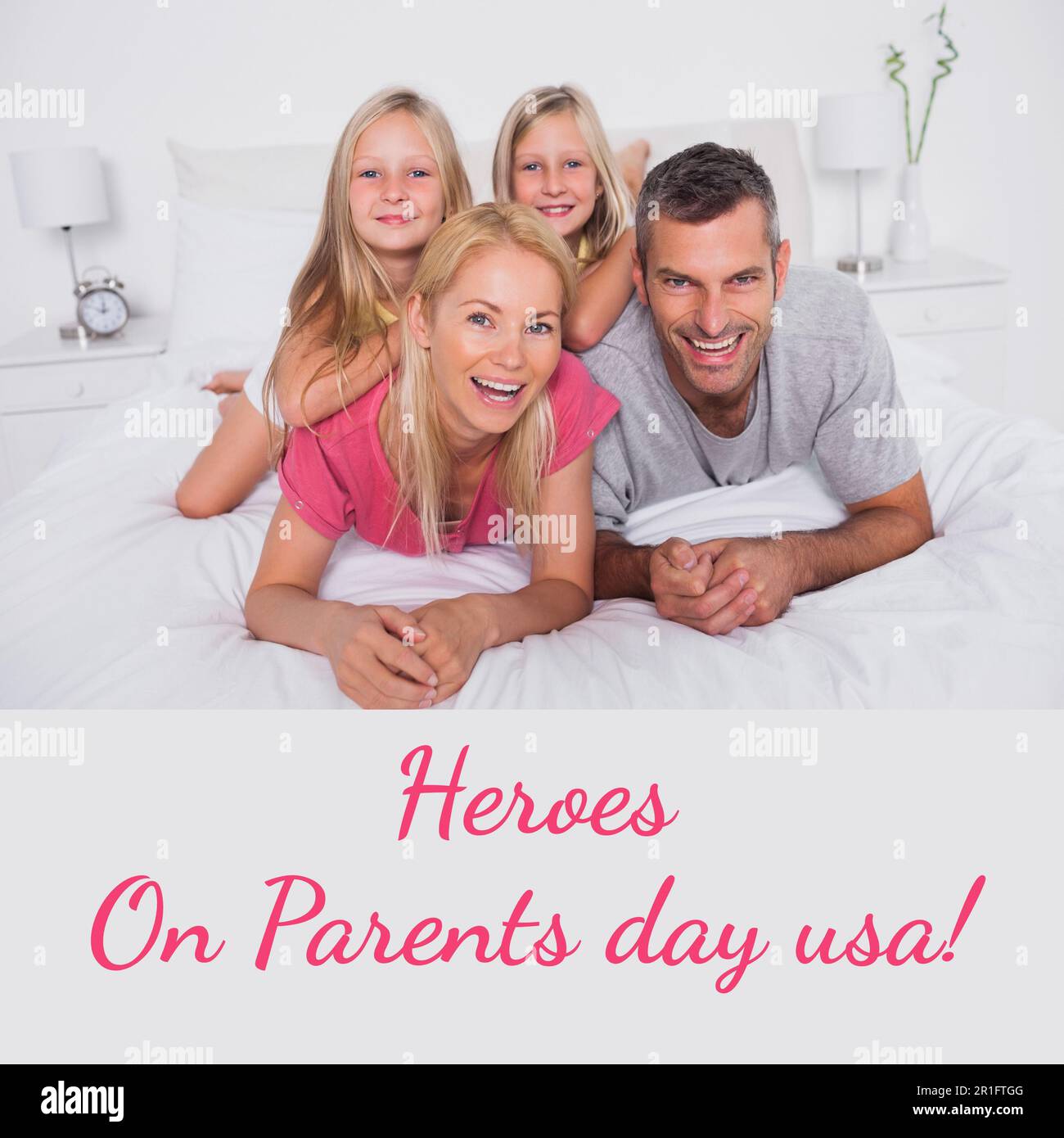Zusammensetzung des glücklichen Elterntags Text über die glückliche weiße Familie, die auf dem Bett liegt Stockfoto